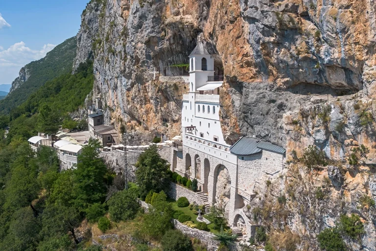 Bela crkva manastira Ostrog pod stenovitom liticom