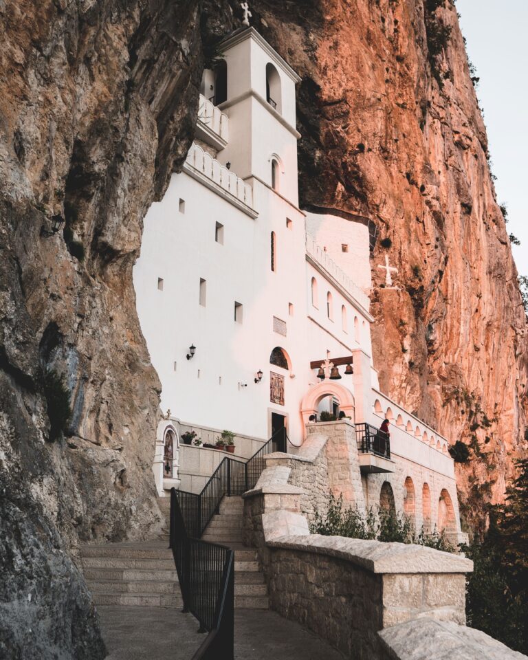 Crkva manastira Ostrog uz visoku kamenu liticu