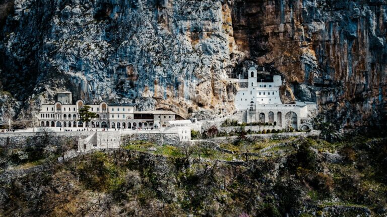 Manastir Ostrog u stenama iznad doline Zete